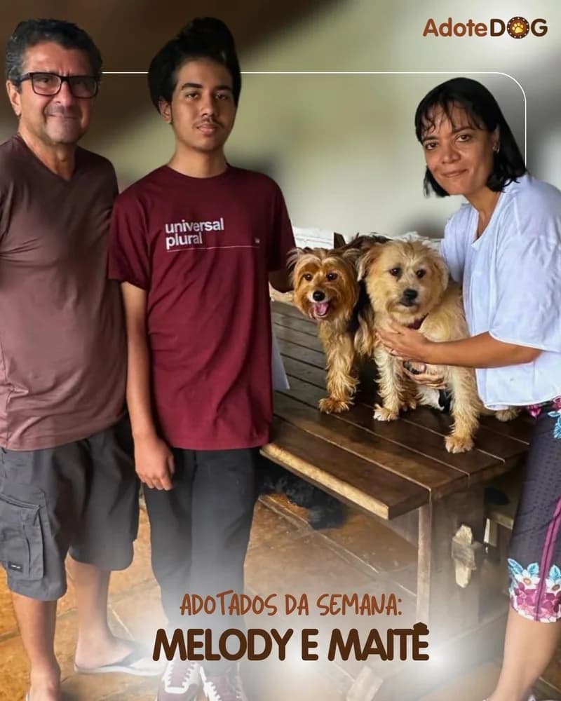 Melody e Maitê com a família que adotou as duas juntas